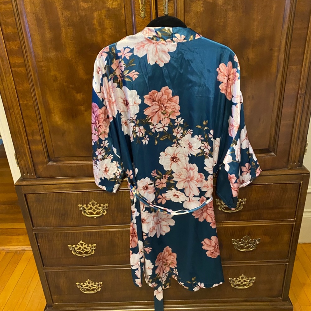Robe - Picture 2 of 4